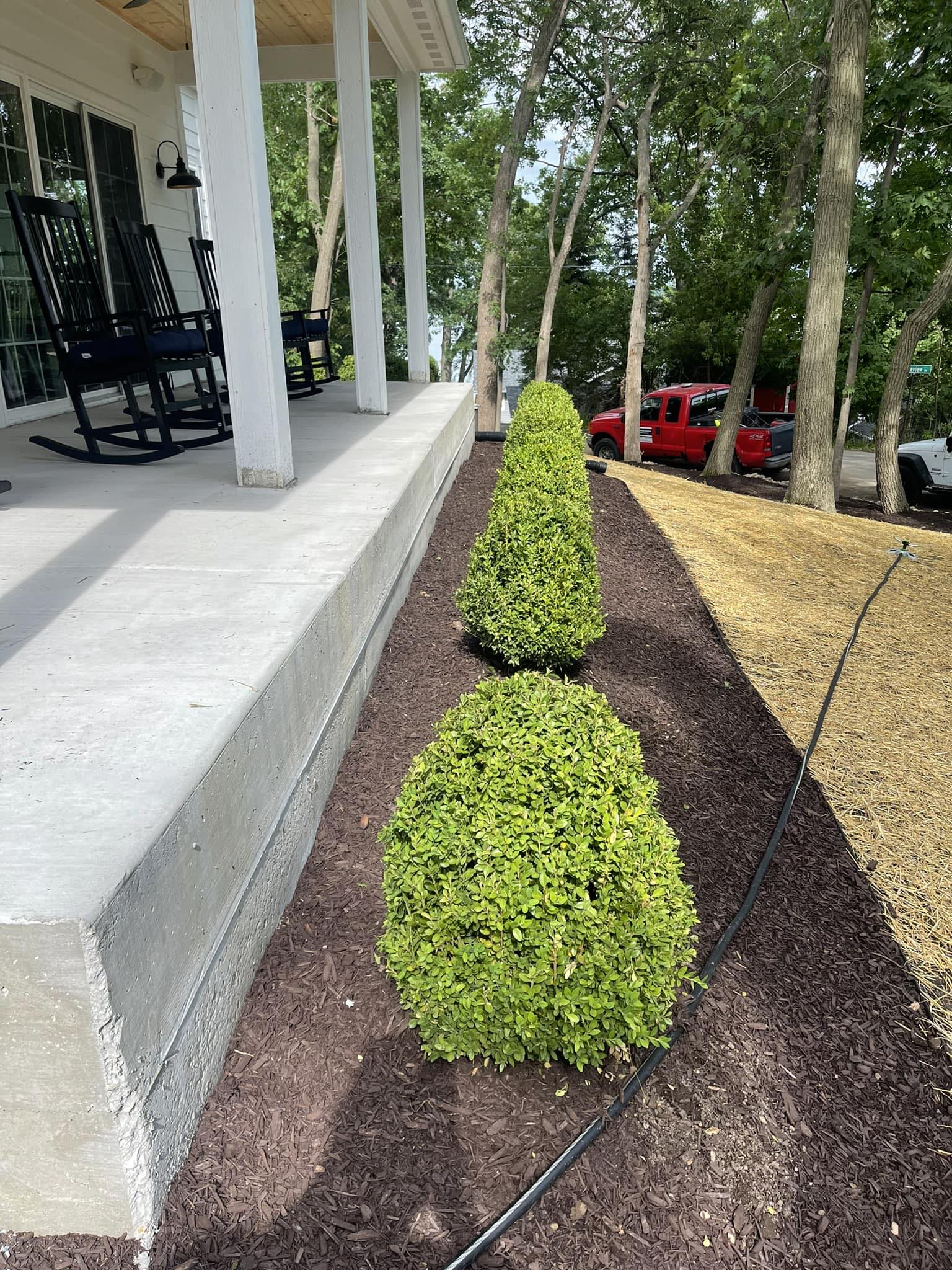 Fresh mulch beds installed along a home with crisp border definition